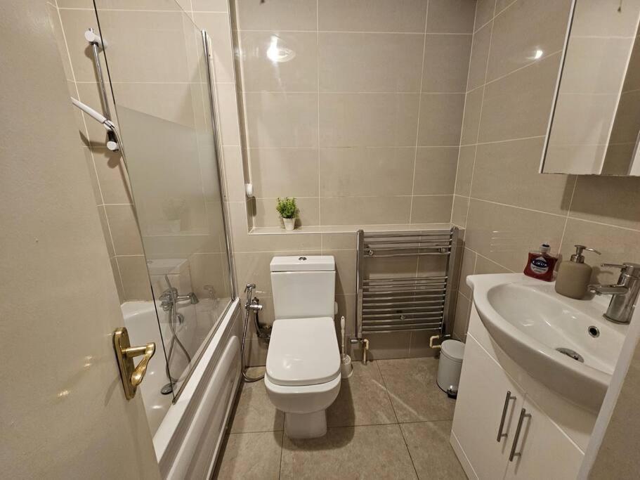 Lovely Flat Close To Shepherd'S Bush Apartment Londra Exterior foto